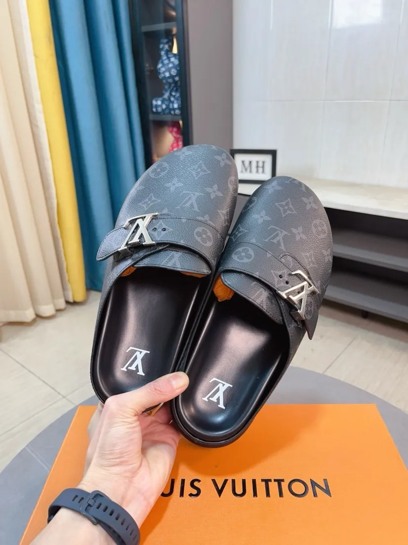Men's Men's Shoes 💰400🌸🌸🌸🌸LV Easy 2025 new men's casual sandals and slippers, made of suede cow leather, with Monogram pattern to highlight the trendy style. Adjustable straps illuminated with LV letters, while a resilient insole and micro outsole provide lightweight comfort. Made of suede cow leather with embossed Monogram pattern and brand element metal hardware✅Adjustable straps➕Tough insole‼ ️Micro outsole. Comfortable and easy to wear‼ ️ size：38-45